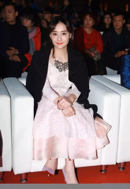 47歲陳德容近照罕曝光,不服老穿小姑娘的花裙挺清新,但側身看有中年感了,網友:真是歲月不饒人