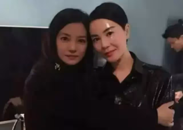 趙薇女兒和王菲女兒機場對比照曝光，網友感歎：不在一個「檔次」