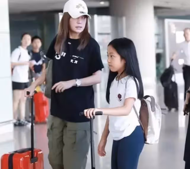 趙薇女兒和王菲女兒機場對比照曝光，網友感歎：不在一個「檔次」