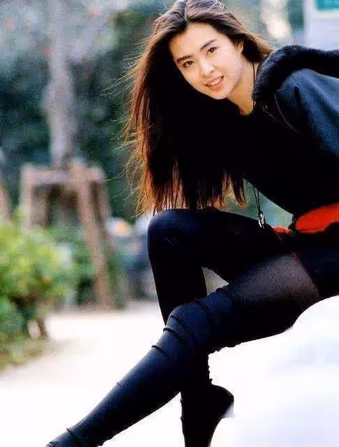 王祖賢罕見性感舊照流出,蕾絲吊帶秀事業線,網友:清純女神也有狂野時