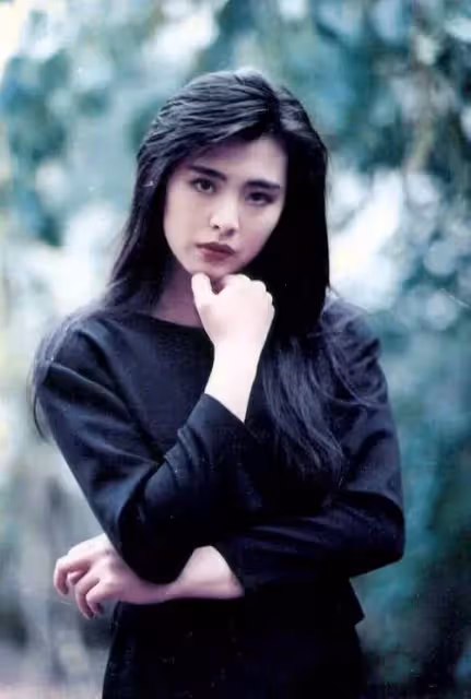 王祖賢罕見性感舊照流出,蕾絲吊帶秀事業線,網友:清純女神也有狂野時
