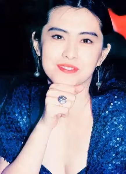 王祖賢罕見性感舊照流出，蕾絲吊帶秀事業線，網友：清純女神也有狂野時