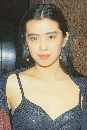 王祖賢罕見性感舊照流出，蕾絲吊帶秀事業線，網友：清純女神也有狂野時