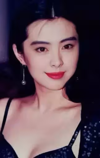 王祖賢罕見性感舊照流出，蕾絲吊帶秀事業線，網友：清純女神也有狂野時