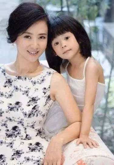 翁虹女兒曾被酸「浪費媽媽的好基因」今13歲顏值逆襲「五官立體酷似阿嬌」美翻衆人
