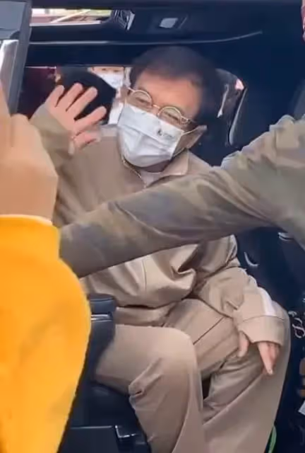 67歲成龍從車頂鑽出引圍觀!動作俐落大力揮手,路邊粉絲尖叫連連,網友:老當益壯