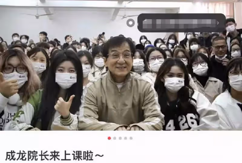 67歲成龍從車頂鑽出引圍觀!動作俐落大力揮手,路邊粉絲尖叫連連,網友:老當益壯