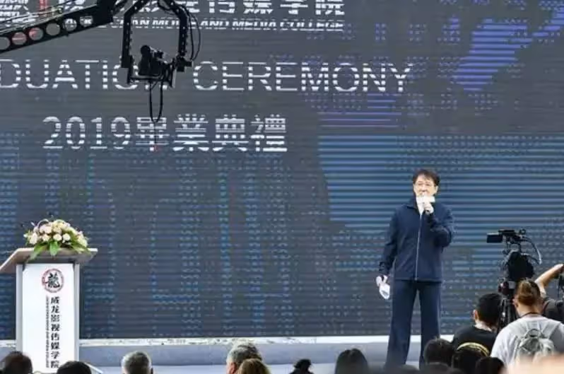 67歲成龍從車頂鑽出引圍觀!動作俐落大力揮手,路邊粉絲尖叫連連,網友:老當益壯