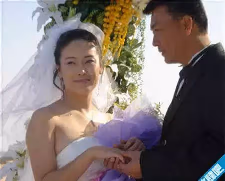 他戀小12歲女星拋妻棄女！8年後女星轉身「嫁自己兄弟」　如今「62歲孤身一人」無依靠