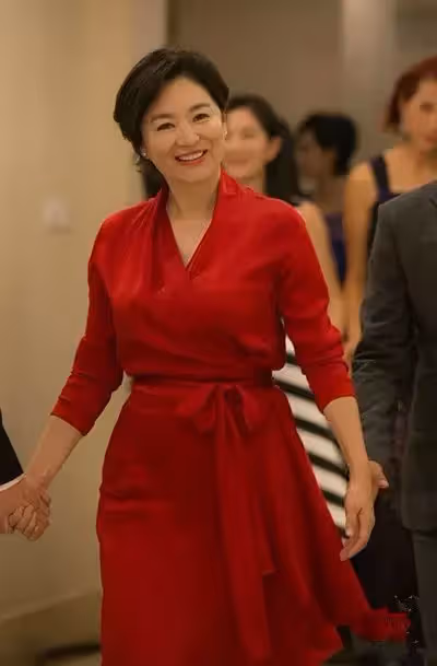 老了一樣優雅!林青霞「穿格紋裙+拼色披肩」高貴大方,梳偏分短髮美到骨子裡:笑出皺紋也漂亮!