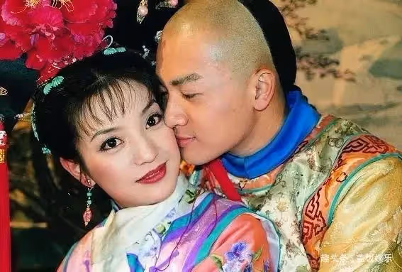 趙薇學生時代有多美?舊照曝光「青澀大氣不失天然美」 黃曉明承認「一見鐘情」告白3次被拒。