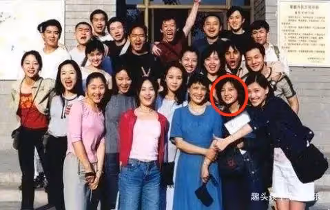 趙薇學生時代有多美?舊照曝光「青澀大氣不失天然美」 黃曉明承認「一見鐘情」告白3次被拒。