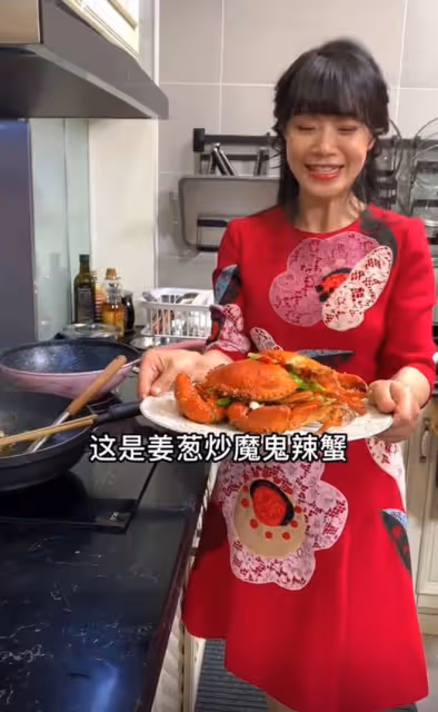 麥長青現身豪宅吃大餐，燕窩巴掌大鮑魚隨便吃，桌上茅台紅酒搶鏡