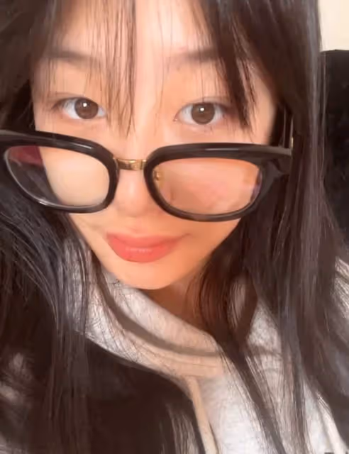 吳啟華13歲女兒近照顏值高,被外婆撫養長大,拒跟老爸到深圳定居