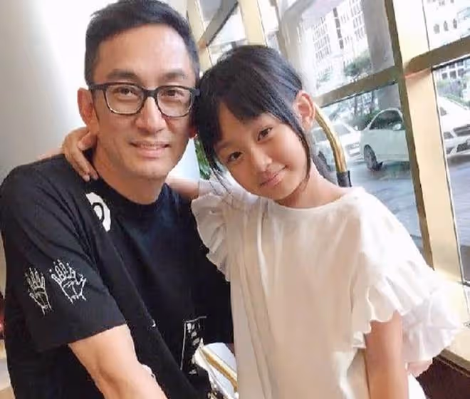 吳啟華13歲女兒近照顏值高,被外婆撫養長大,拒跟老爸到深圳定居