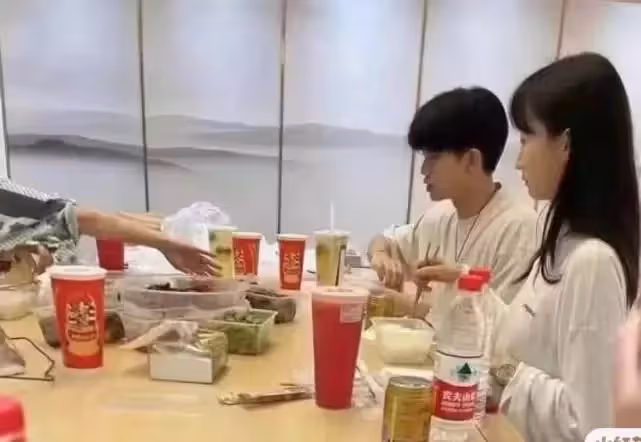 任嘉倫帶老婆聚會照曝光,夫妻倆穿情侶裝,聶歡長發披肩氣質好