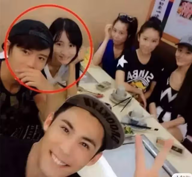 任嘉倫帶老婆聚會照曝光,夫妻倆穿情侶裝,聶歡長發披肩氣質好