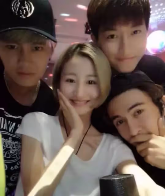 任嘉倫帶老婆聚會照曝光,夫妻倆穿情侶裝,聶歡長發披肩氣質好