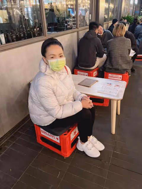 黎瑞恩出國探望女兒,路邊小店吃飯接地氣,18歲高顏值愛女像媽媽