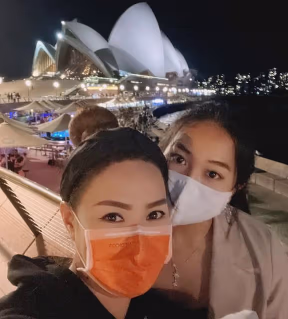 黎瑞恩出國探望女兒,路邊小店吃飯接地氣,18歲高顏值愛女像媽媽