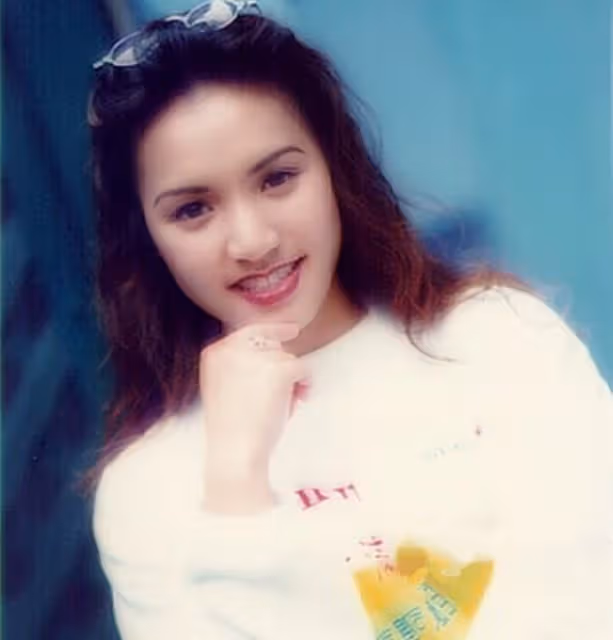 黎瑞恩出國探望女兒,路邊小店吃飯接地氣,18歲高顏值愛女像媽媽