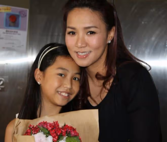 黎瑞恩出國探望女兒，路邊小店吃飯接地氣，18歲高顏值愛女像媽媽
