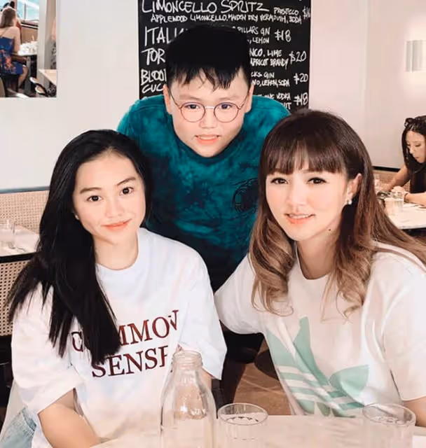 黎瑞恩出國探望女兒，路邊小店吃飯接地氣，18歲高顏值愛女像媽媽