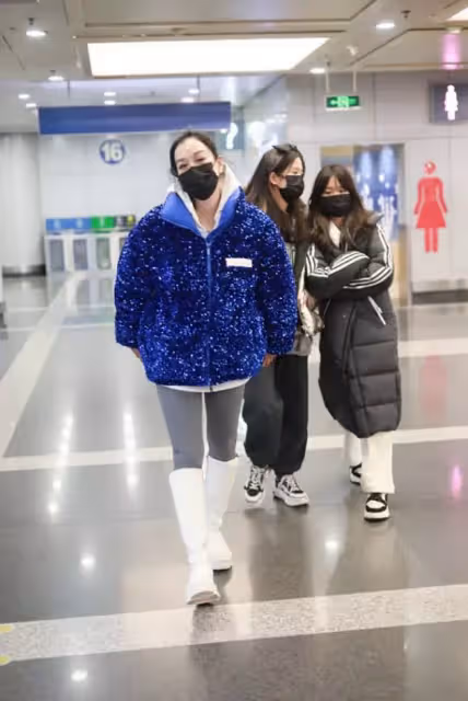 51歲的鐘麗緹真不顯老,和女兒們一起出行像姐姐一樣,穿搭也好嫩,網友:很個性還不老氣