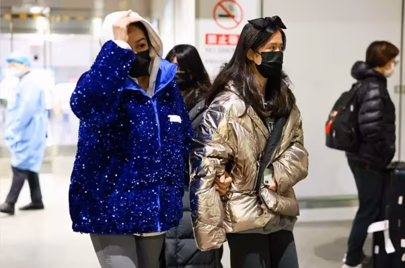 51歲的鐘麗緹真不顯老,和女兒們一起出行像姐姐一樣,穿搭也好嫩,網友:很個性還不老氣