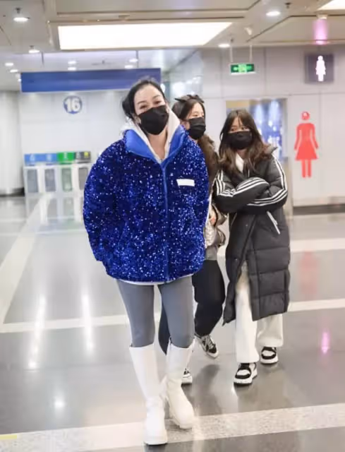 51歲的鐘麗緹真不顯老,和女兒們一起出行像姐姐一樣,穿搭也好嫩,網友:很個性還不老氣