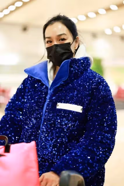 51歲的鐘麗緹真不顯老,和女兒們一起出行像姐姐一樣,穿搭也好嫩,網友:很個性還不老氣
