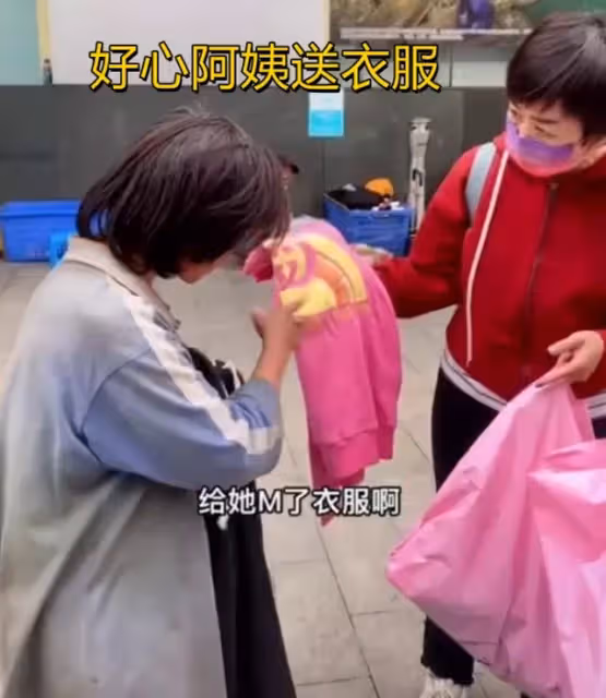 為情所困!氣質女「流浪街頭10餘年」神志不清 知情人爆「悲慘經歷」唏噓:她曾經是女強人