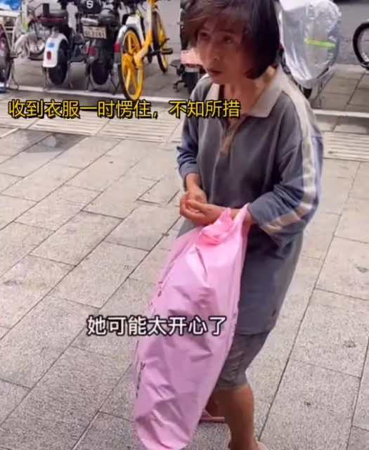 為情所困!氣質女「流浪街頭10餘年」神志不清 知情人爆「悲慘經歷」唏噓:她曾經是女強人