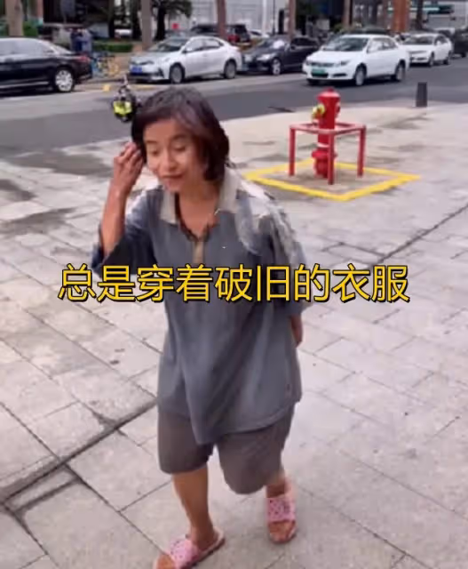 為情所困!氣質女「流浪街頭10餘年」神志不清 知情人爆「悲慘經歷」唏噓:她曾經是女強人