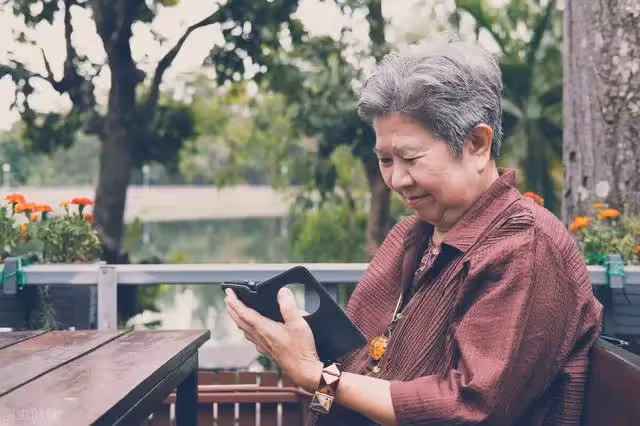 幫兒媳帶孩要五千,幫女兒帶孩貼五千,生病後被趕走才懂誰是外人