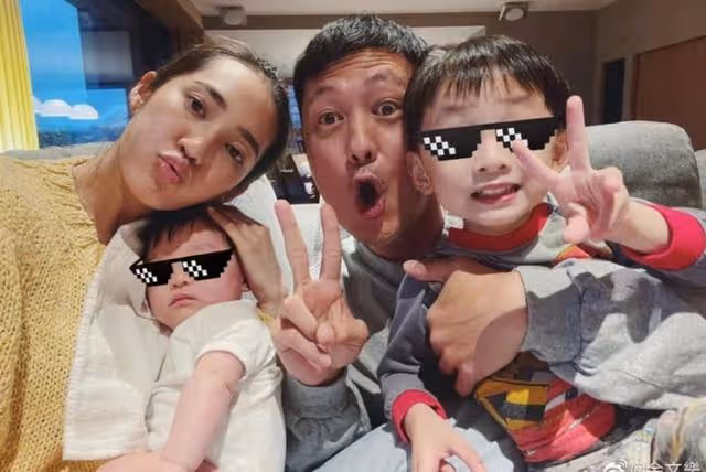 心痛！知名港星小女兒因早產體重僅2斤，在保溫箱內身體插滿喉管