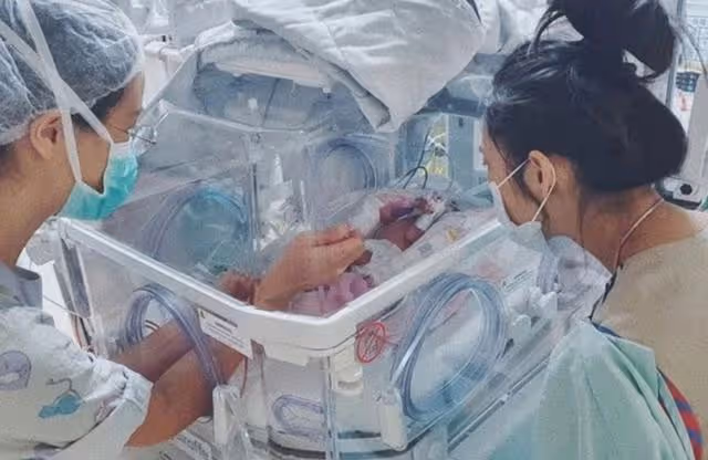 心痛！知名港星小女兒因早產體重僅2斤，在保溫箱內身體插滿喉管