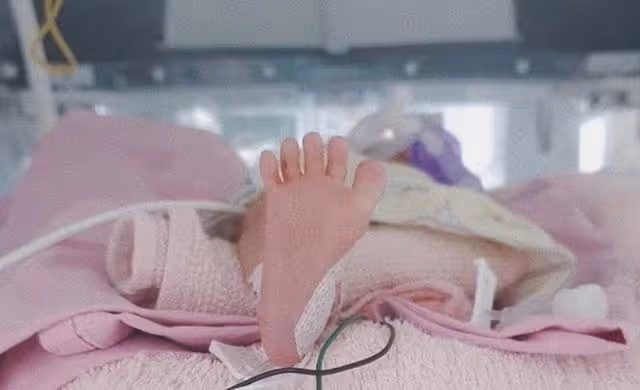 心痛！知名港星小女兒因早產體重僅2斤，在保溫箱內身體插滿喉管