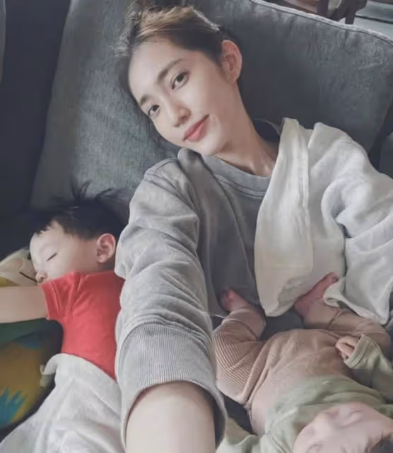 心痛！知名港星小女兒因早產體重僅2斤，在保溫箱內身體插滿喉管