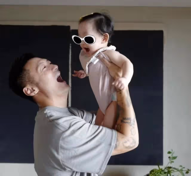 心痛！知名港星小女兒因早產體重僅2斤，在保溫箱內身體插滿喉管