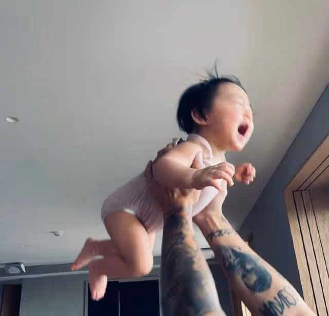 心痛！知名港星小女兒因早產體重僅2斤，在保溫箱內身體插滿喉管