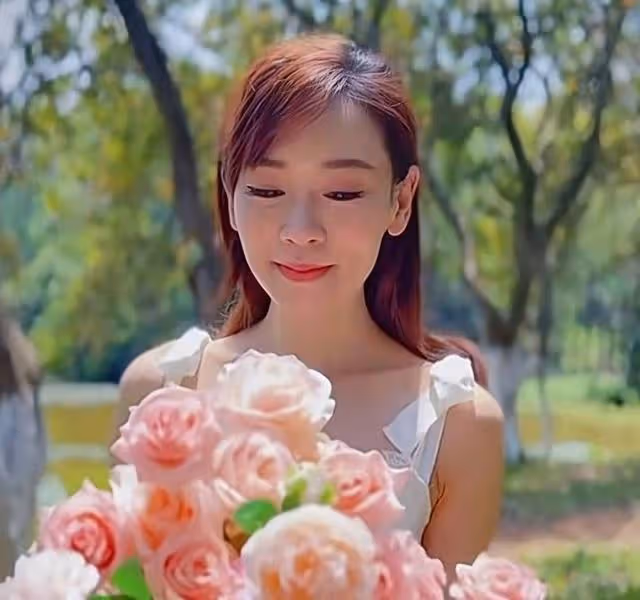 香港知名女星大秀S型好身材！獲贊凍齡女神，多次遭質疑未婚產子