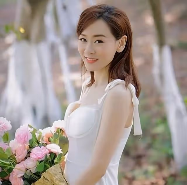 香港知名女星大秀S型好身材！獲贊凍齡女神，多次遭質疑未婚產子