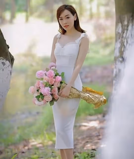 香港知名女星大秀S型好身材！獲贊凍齡女神，多次遭質疑未婚產子