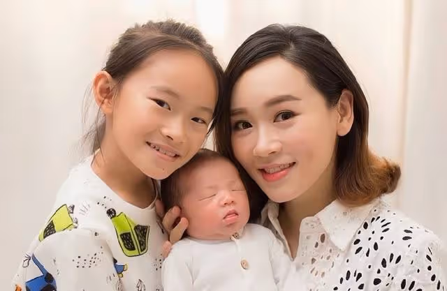 香港知名女星大秀S型好身材！獲贊凍齡女神，多次遭質疑未婚產子