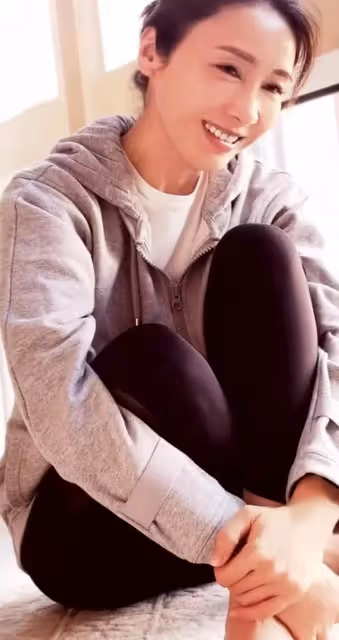 豪門女兒不嬌氣!一家五口防疫隔離「黎姿親力親爲」顧家人換燈泡 三個女兒懂事:十分接地氣