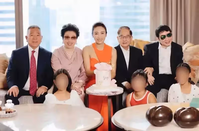 豪門女兒不嬌氣!一家五口防疫隔離「黎姿親力親爲」顧家人換燈泡 三個女兒懂事:十分接地氣