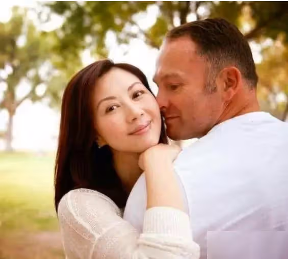 她是六福珠寶創始人!40歲「高齡產子」卻被無情拋棄 50歲帶子「三婚再嫁初戀情人」擁豪車無數