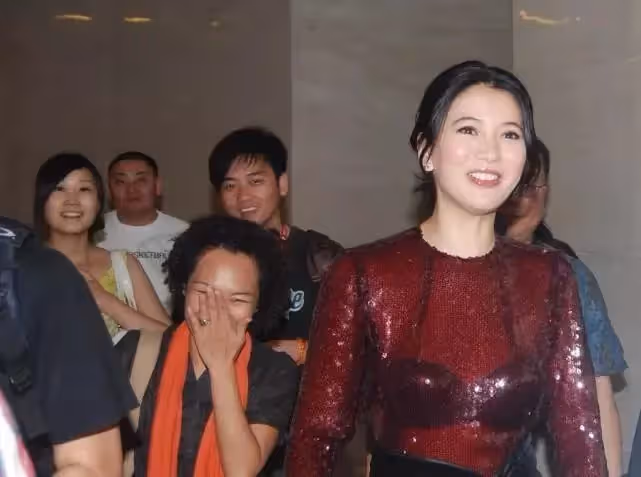 袁詠儀的時尚太難懂！穿的「嚴嚴實實」卻沒遮住啥，網贊：不僅不俗還挺美❤