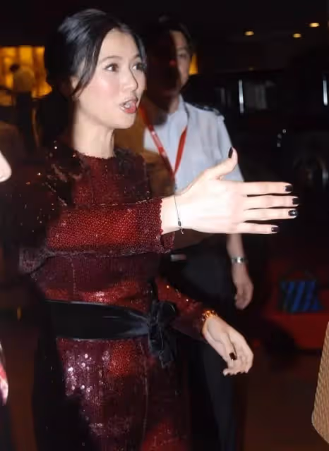 袁詠儀的時尚太難懂！穿的「嚴嚴實實」卻沒遮住啥，網贊：不僅不俗還挺美❤